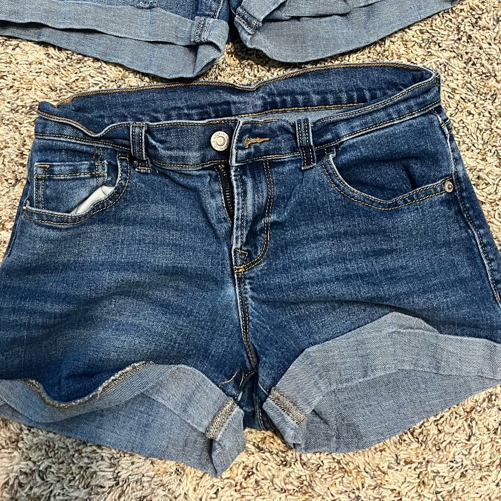 Selling size 0 Old Navy blue jean shorts. Slightly worn and too small for me.